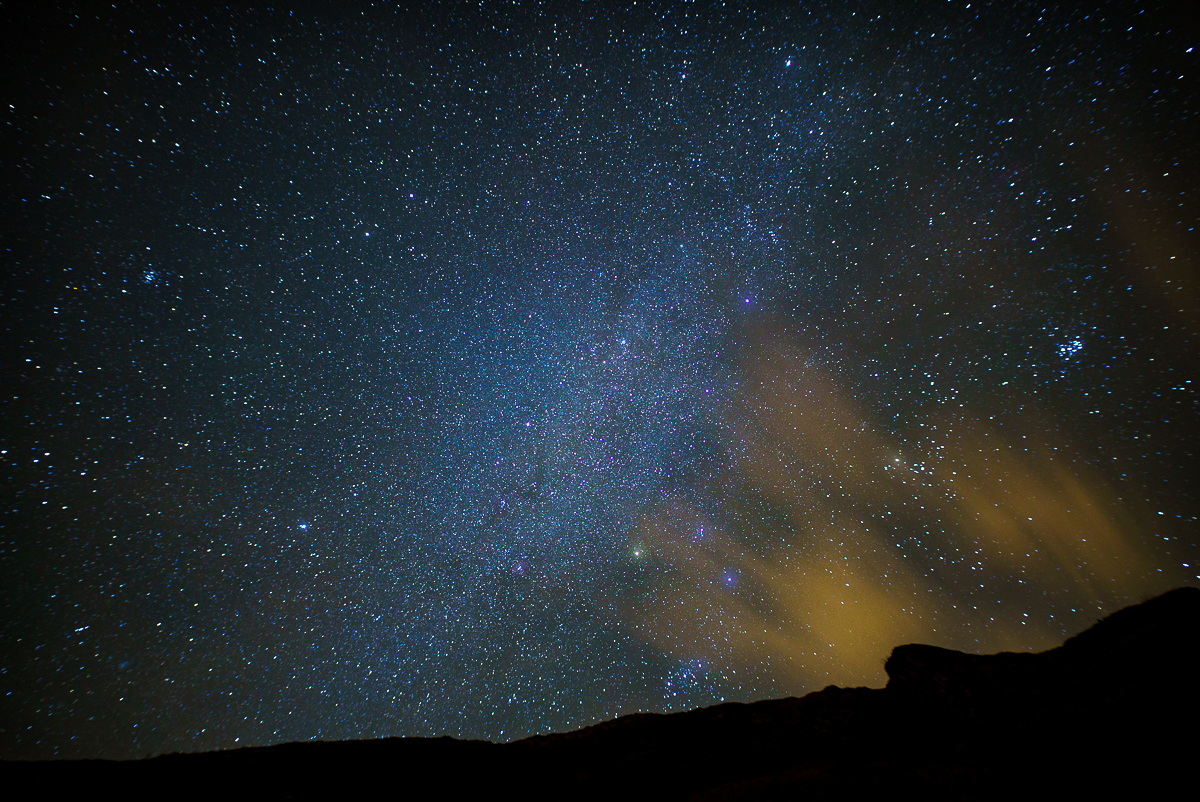 the sky at night with the sigma 20mm with the ridge at durdle door and some whispy cloud